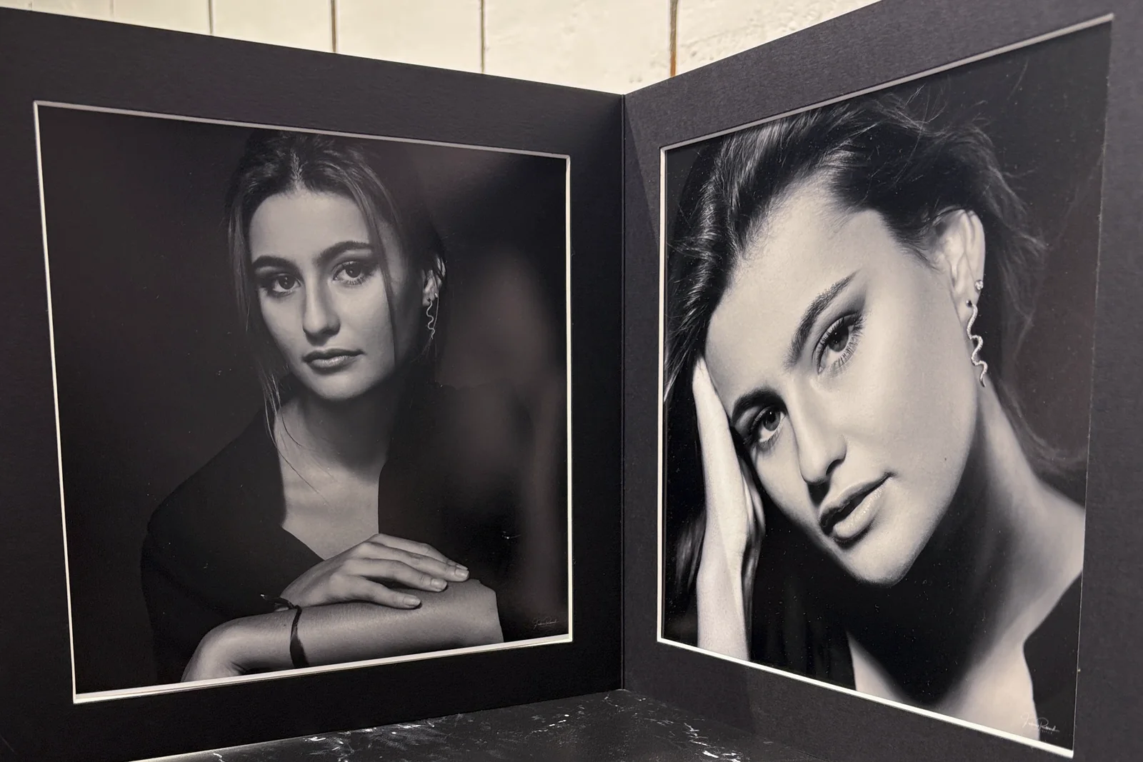Double page de l'album 30x30 cm de la Collection Studio 18.20, portraits en noir et blanc sous passe-partout