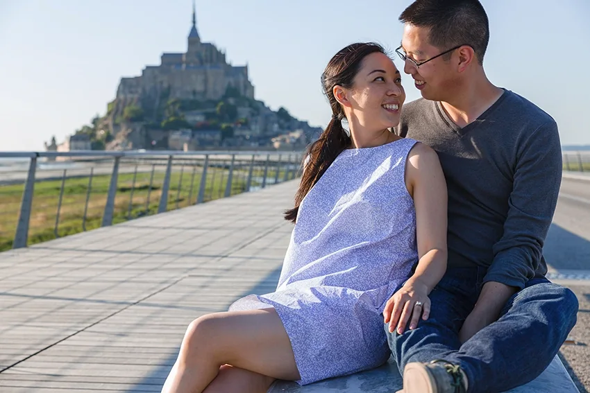 Couple assis face au Mont Saint-Michel