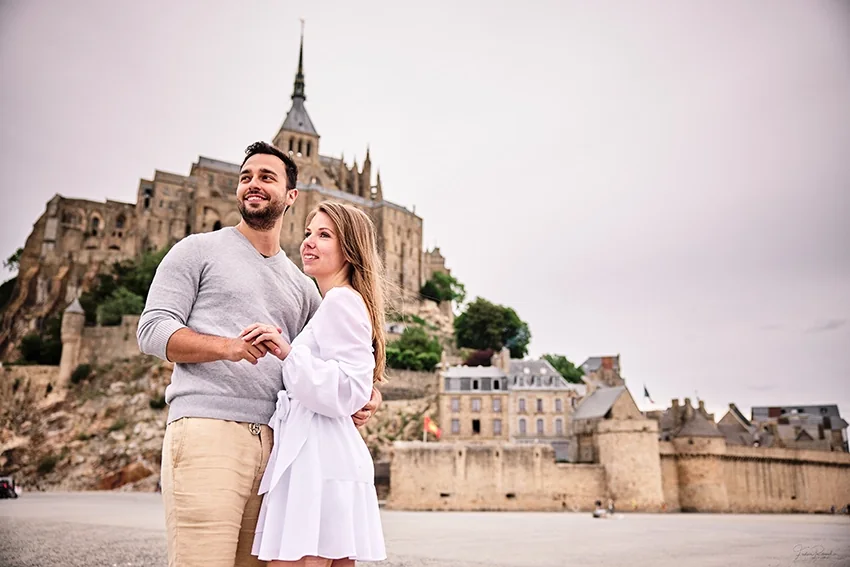 Couple photographié devant le Mont Saint-Michel