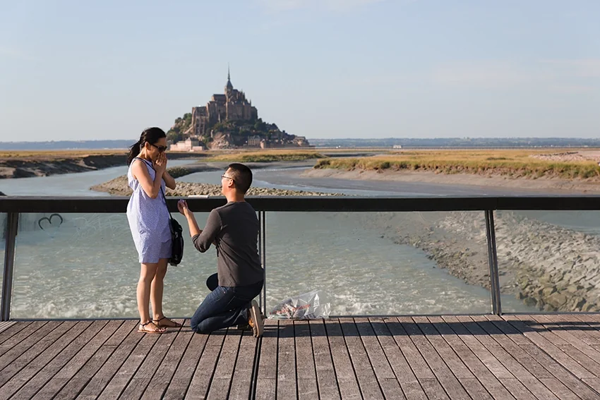 Demande en mariage, genou à terre, face au Mont Saint-Michel