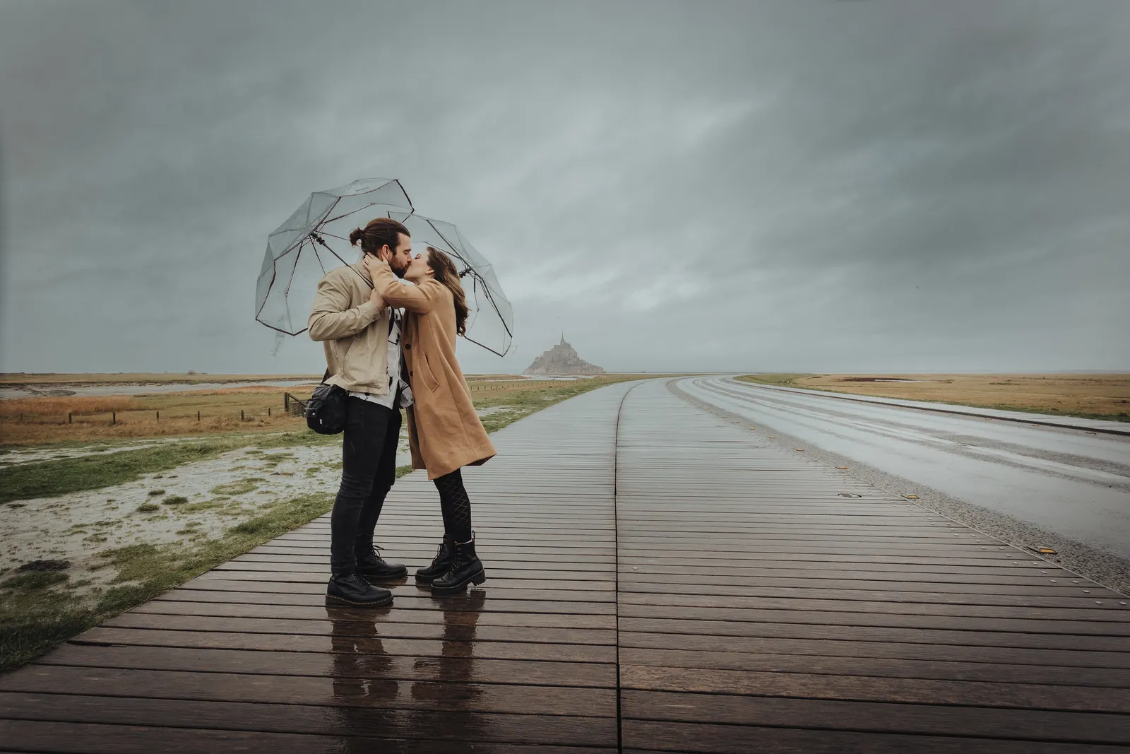 Couple amoureux photographié au Mont Saint-Michel