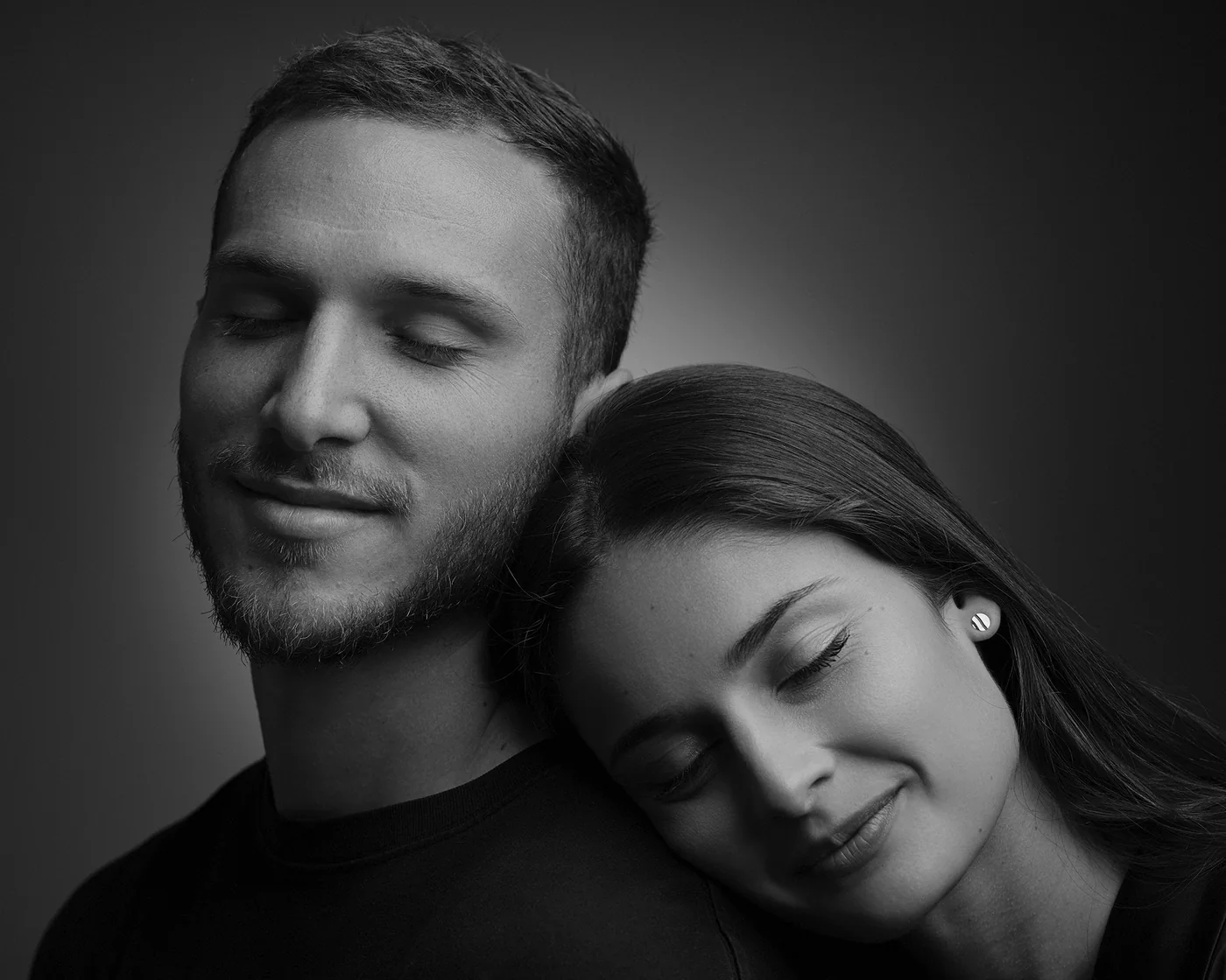 Photo de couple en noir et blanc au studio de Dol-de-Bretagne