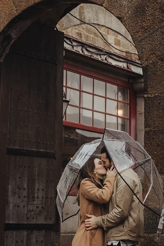 Couple sous un parapluie transparent en Bretagne