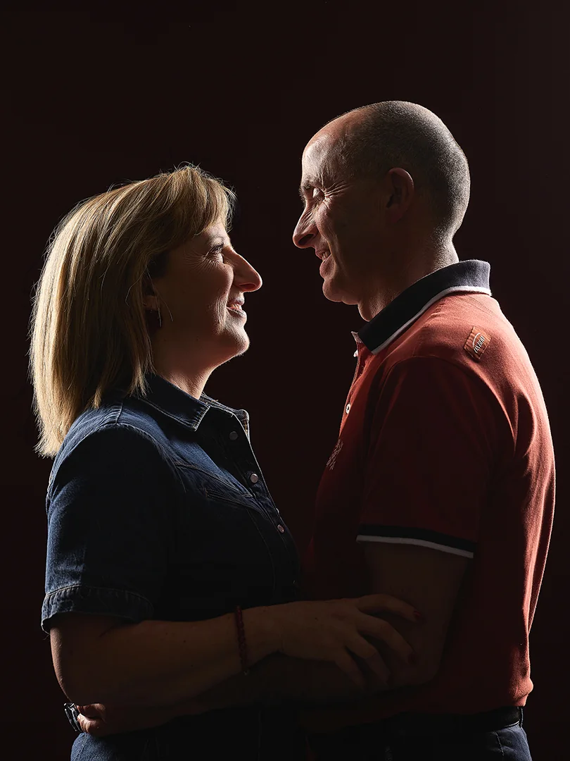 Photo de couple, regard complice, en studio à Dol-de-Bretagne