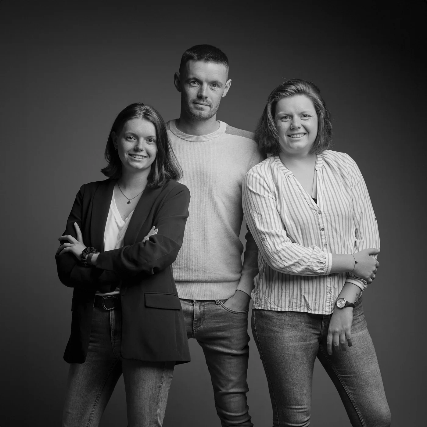 Photo de famille adulte en noir et blanc au studio de Dol-de-Bretagne