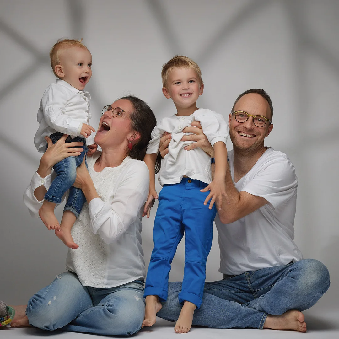 Photo de famille complice en studio à Dol-de-Bretagne