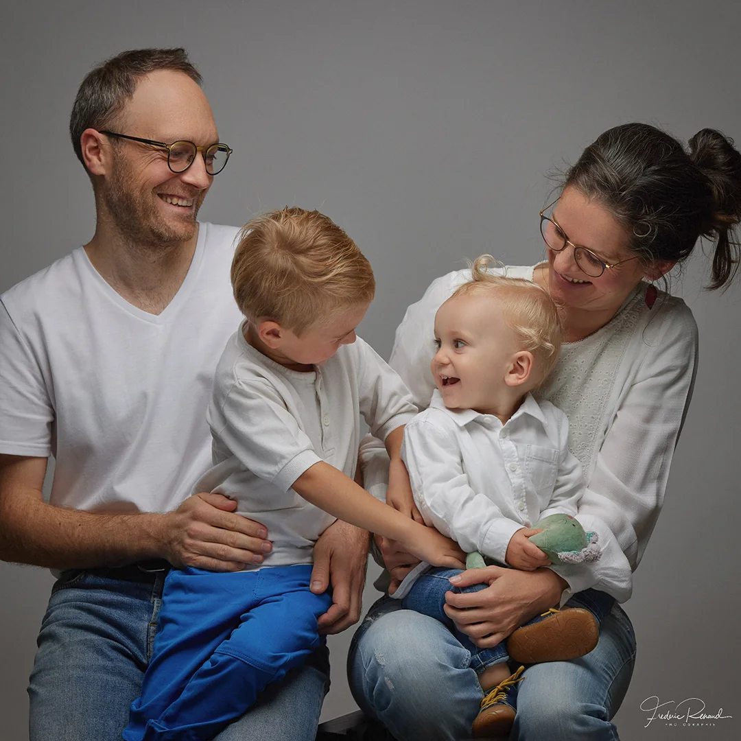 Famille avec de jeunes enfants en studio à Dol-de-Bretagne