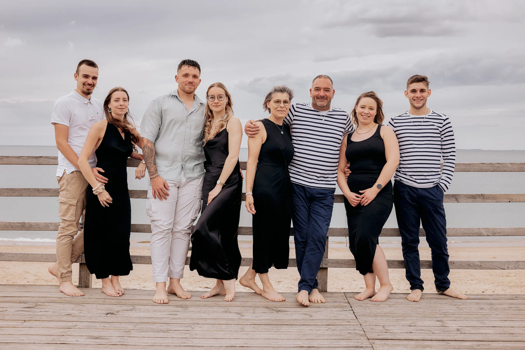 Photo de famille nombreuse en extérieur, baie du Mont-Saint-Michel