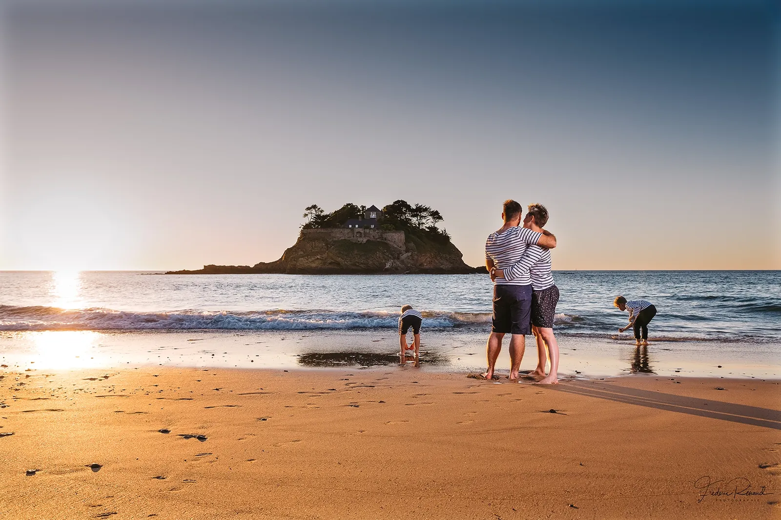 Photo de famille sur la plage au coucher de soleil, baie du Mont-Saint-Michel