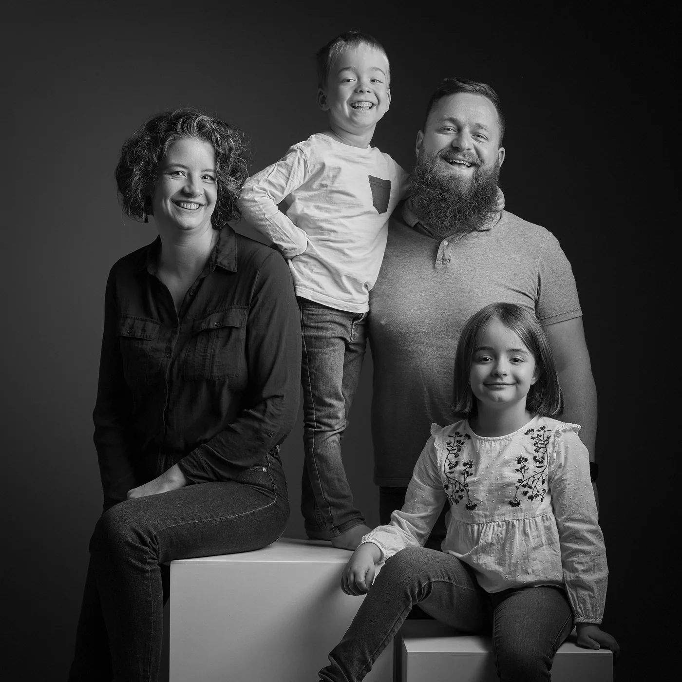 Photo de famille de quatre personnes en noir et blanc à Dol-de-Bretagne