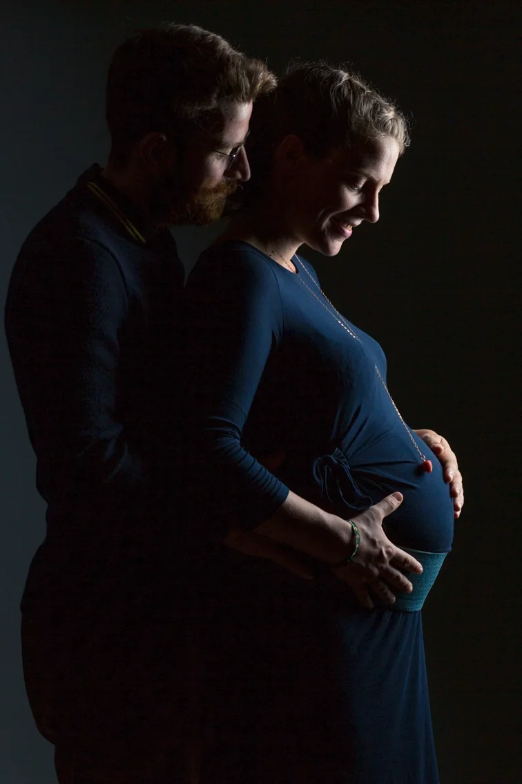 Photo de grossesse en couple, en contre-jour, à Dol-de-Bretagne