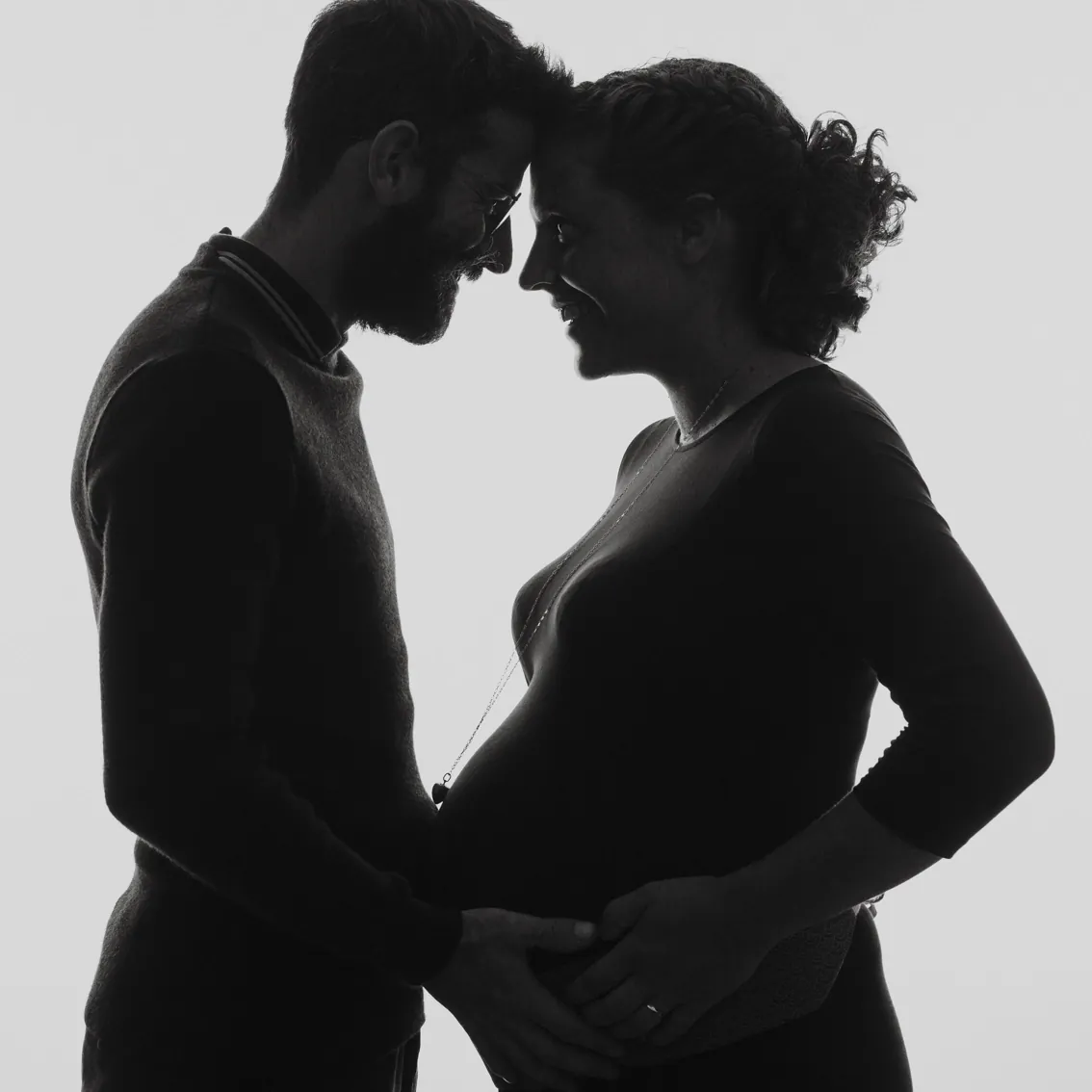 Silhouette de grossesse en noir et blanc à Dol-de-Bretagne