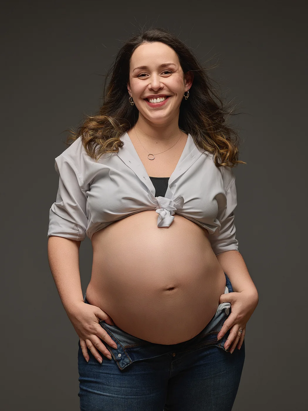 Photo de grossesse en studio sur fond sombre à Dol-de-Bretagne