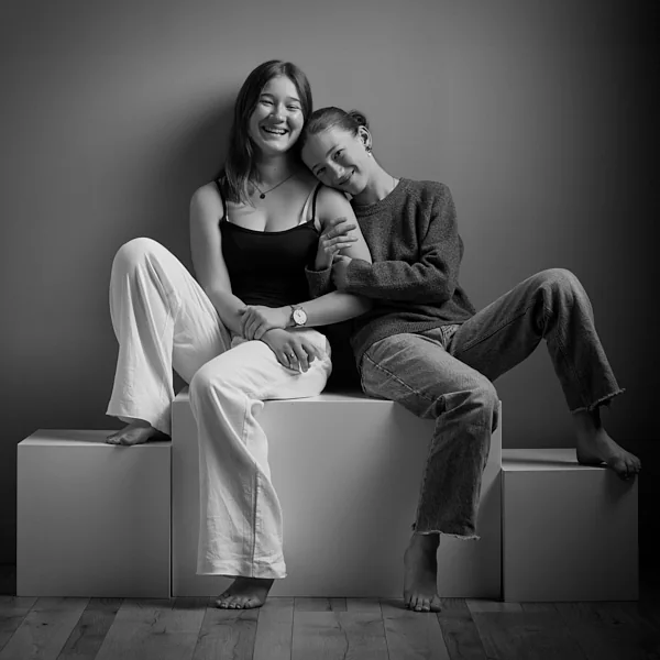 Photo de jeune couple enlacé en studio à Dol-de-Bretagne