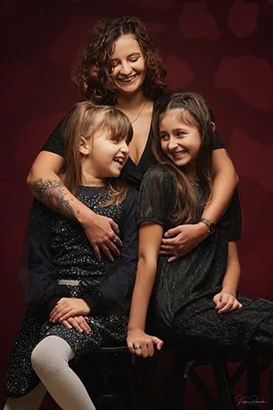 Photo d'une mère et de ses filles en studio à Dol-de-Bretagne