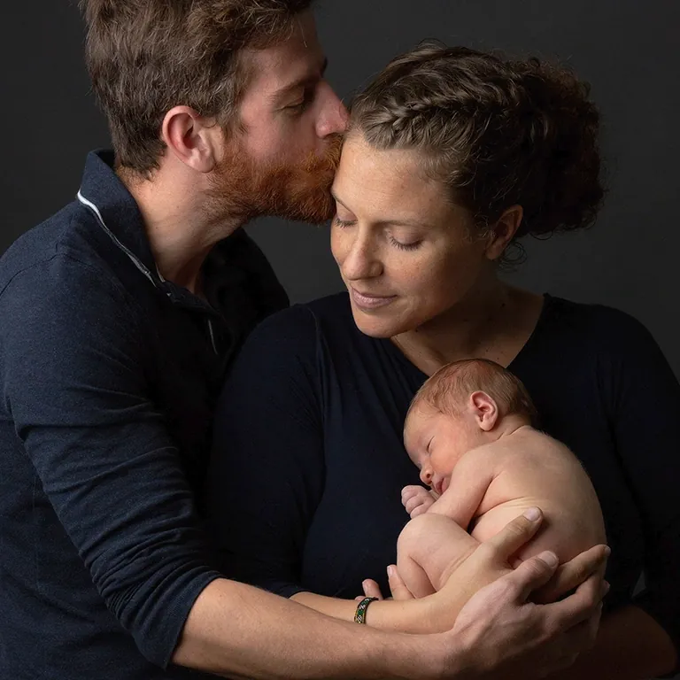 Photo de nouveau-né et jeunes parents à Dol-de-Bretagne