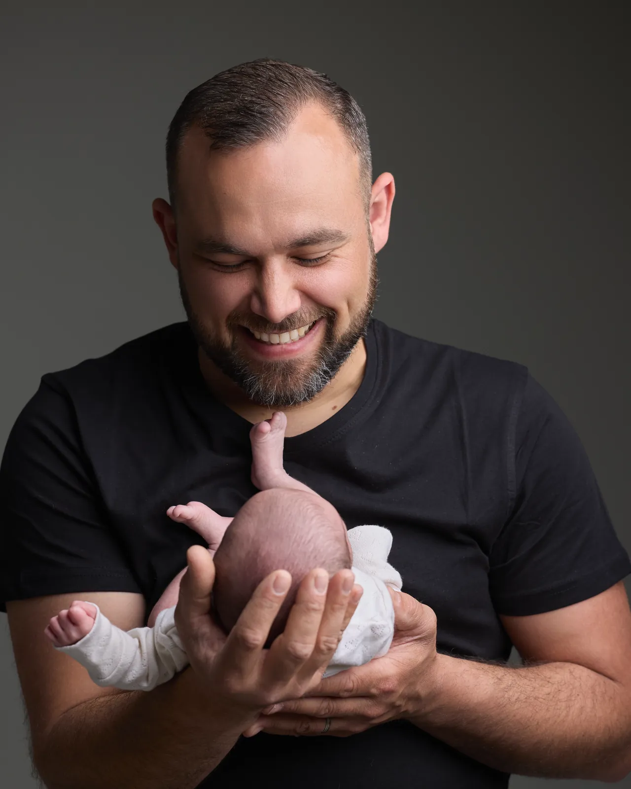 Nouveau-né dans les bras de son papa à Dol-de-Bretagne