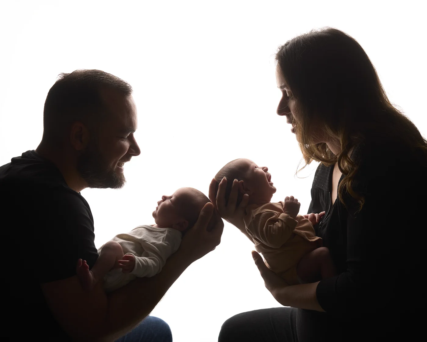 Photo de parents et de leur nouveau-né en contre-jour à Dol-de-Bretagne
