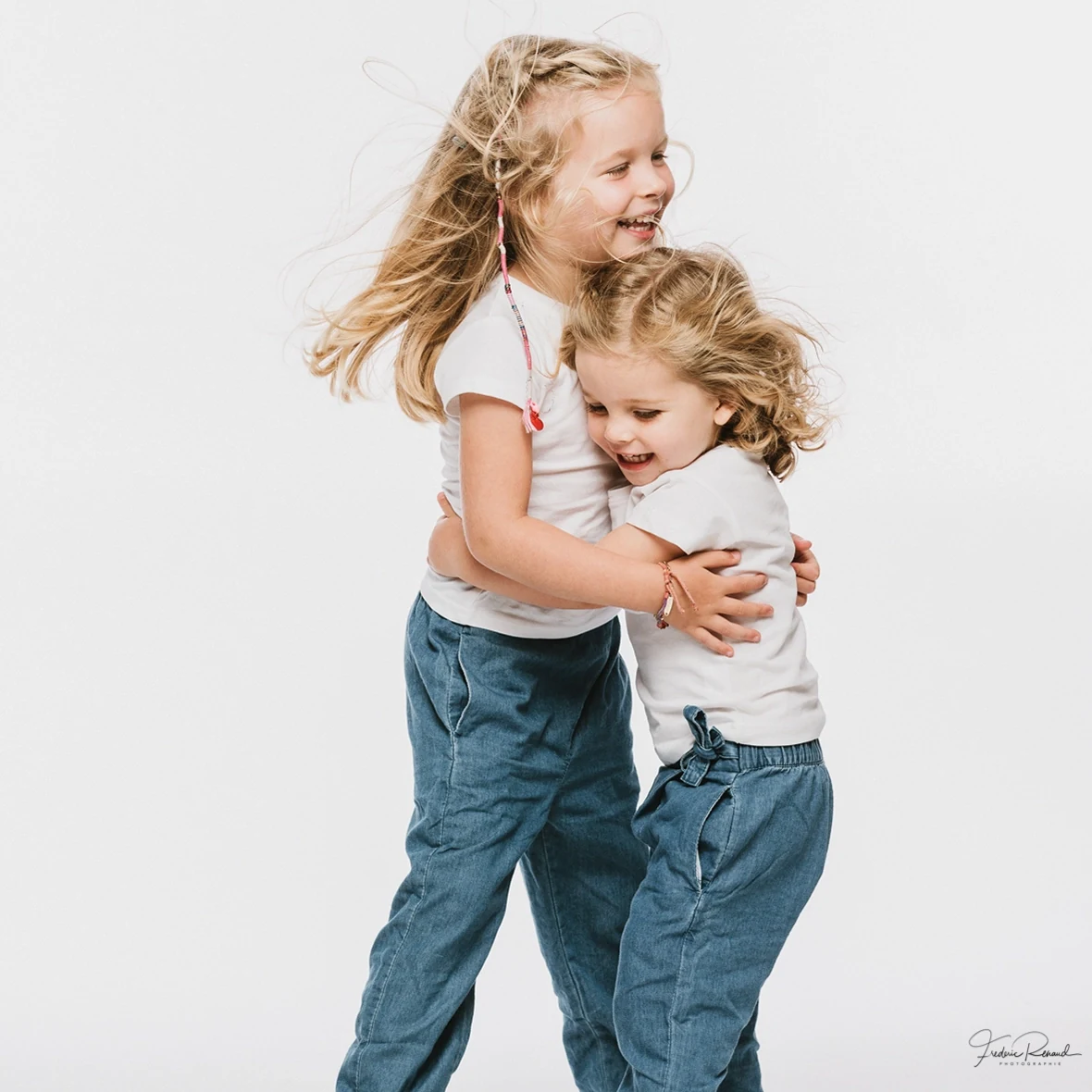 Portrait de deux sœurs en studio à Dol-de-Bretagne
