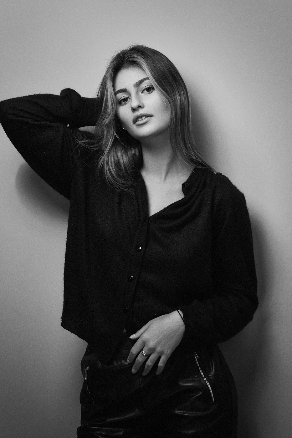 Portrait féminin en noir et blanc au studio de Dol-de-Bretagne