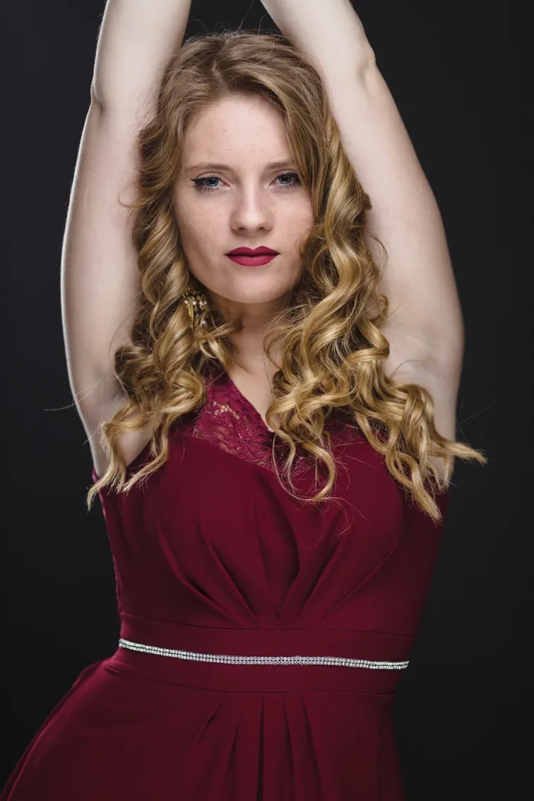 Portrait féminin glamour en studio à Dol-de-Bretagne