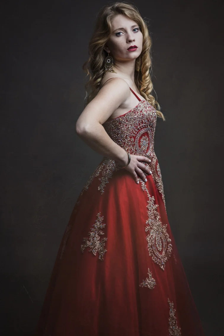 Portrait féminin en robe brodée en studio à Dol-de-Bretagne