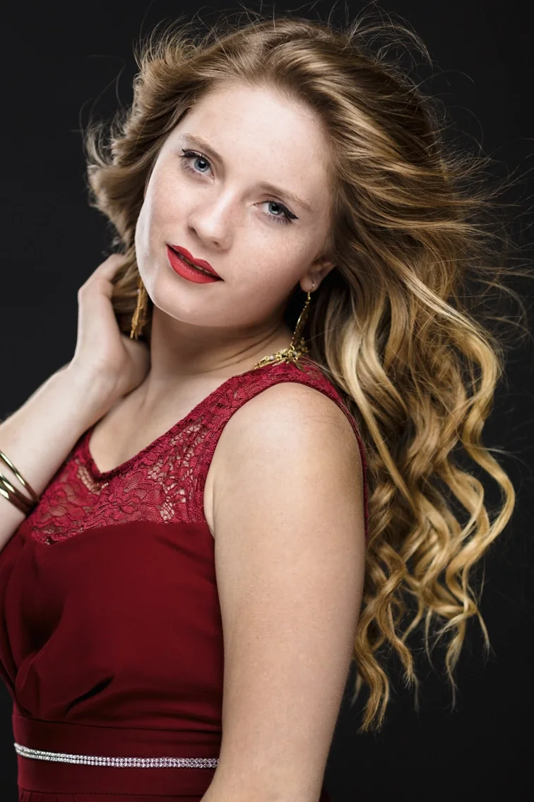 Portrait féminin en robe rouge au studio de Dol-de-Bretagne
