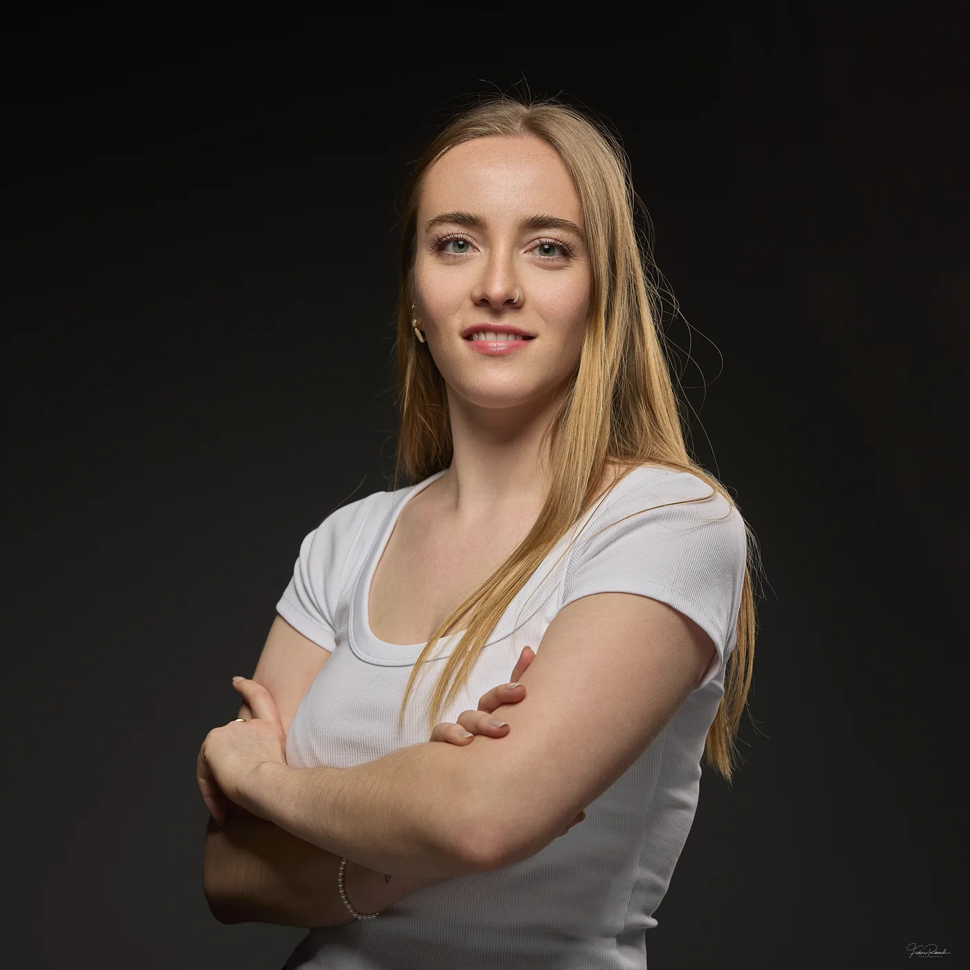 Portrait de jeune femme blonde en studio à Dol-de-Bretagne