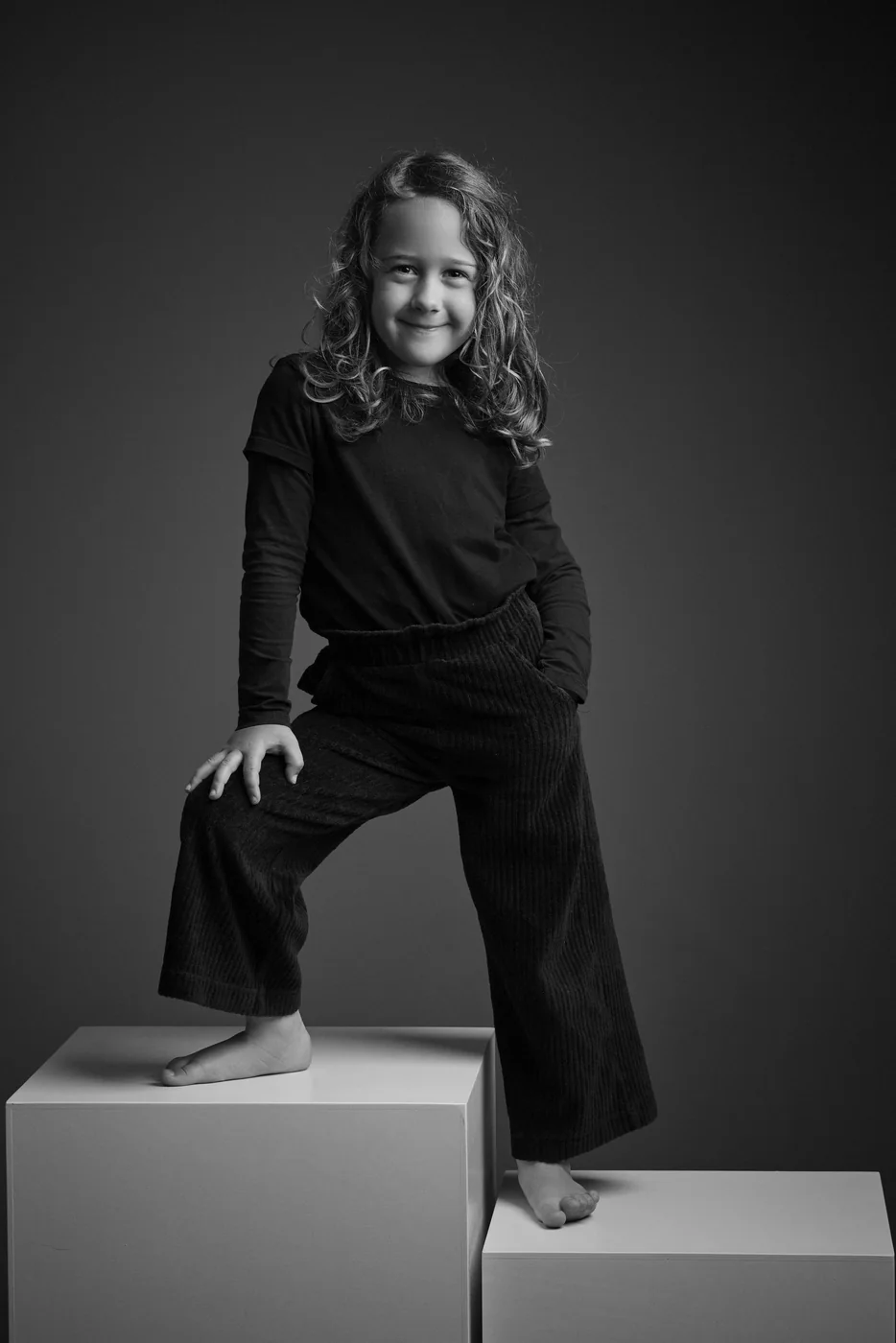 Portrait de fillette en noir et blanc au studio de Dol-de-Bretagne
