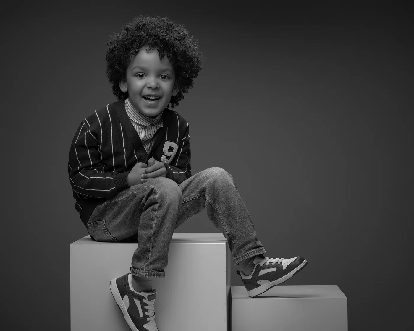 Portrait d'un garçon de cinq ans en studio à Dol-de-Bretagne
