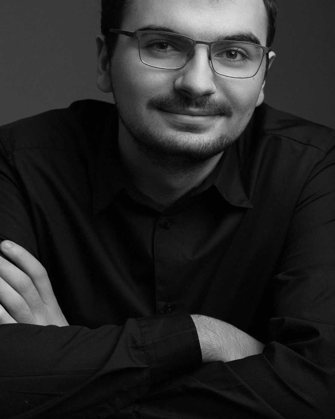 Portrait d'homme à lunettes en noir et blanc à Dol-de-Bretagne
