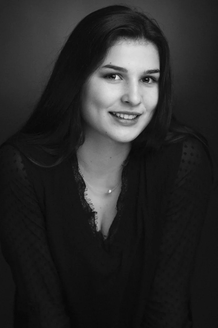 Portrait de jeune femme en noir et blanc à Dol-de-Bretagne