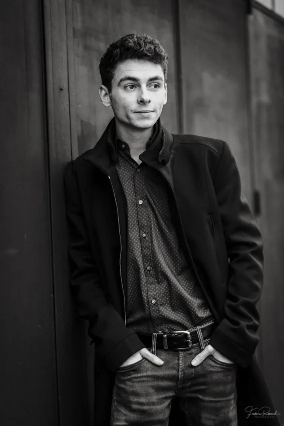 Portrait d'un jeune homme en studio à Dol-de-Bretagne