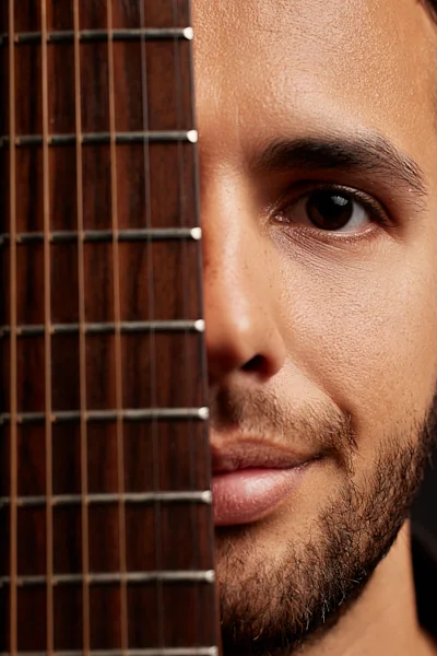 Portrait de musicien et guitare, composition graphique, à Dol-de-Bretagne