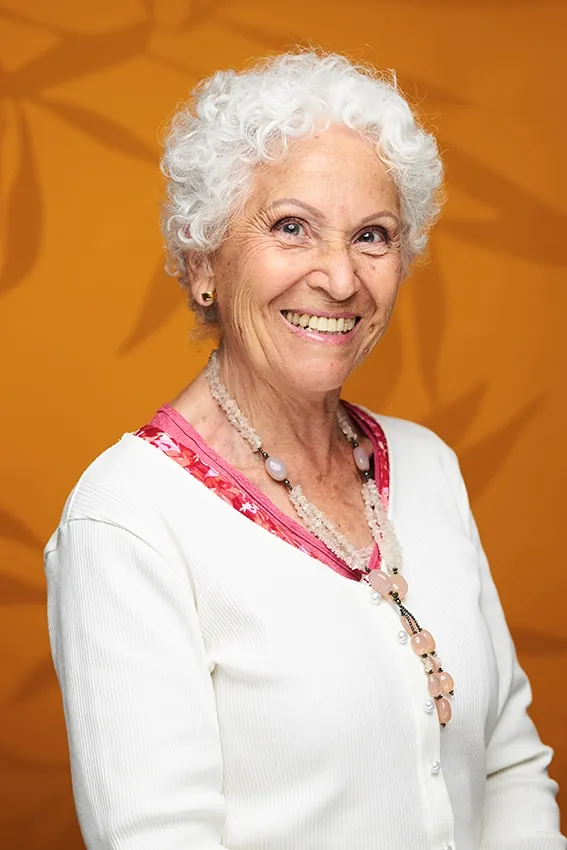Portrait d'une femme senior en studio à Dol-de-Bretagne