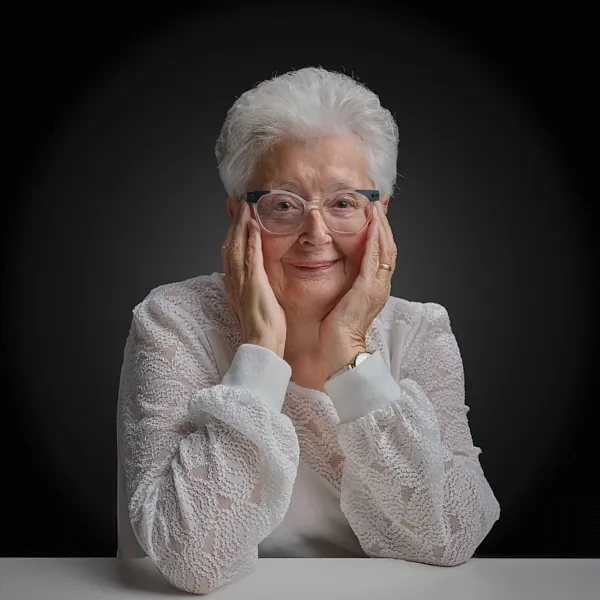 Portrait d'une personne âgée en studio à Dol-de-Bretagne