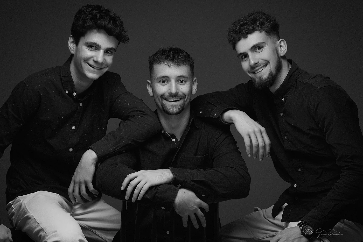 Portrait de trois frères en studio à Dol-de-Bretagne