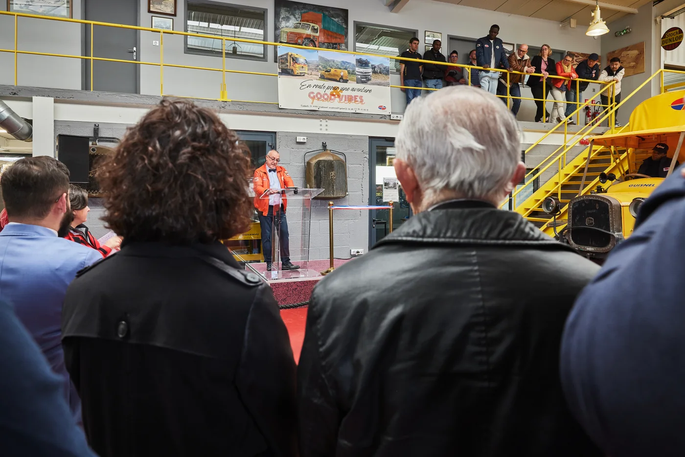 Assemblée écoutant les prises de parole lors de l'inauguration Guisnel à Dol-de-Bretagne