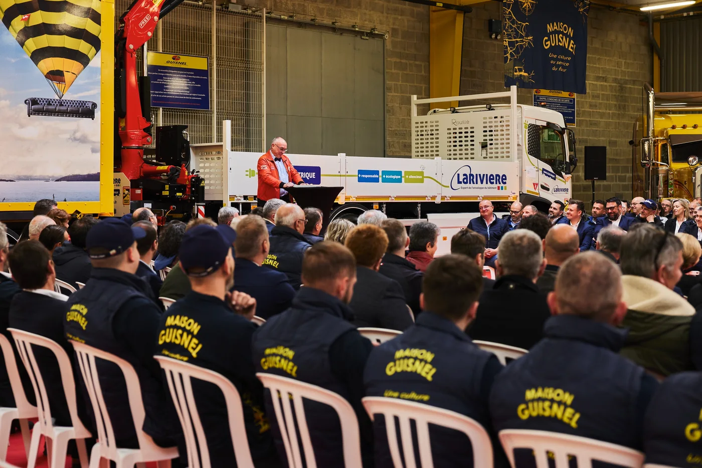 Collaborateurs en veste Maison Guisnel assis lors de l'inauguration à Dol-de-Bretagne