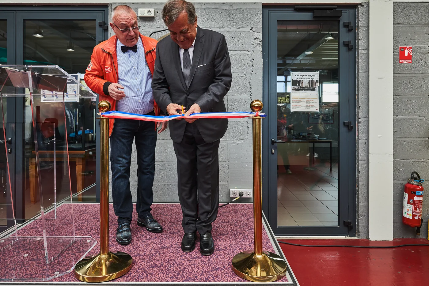 Inauguration d'un nouvel espace du site Guisnel, coupe du ruban à l'entrée