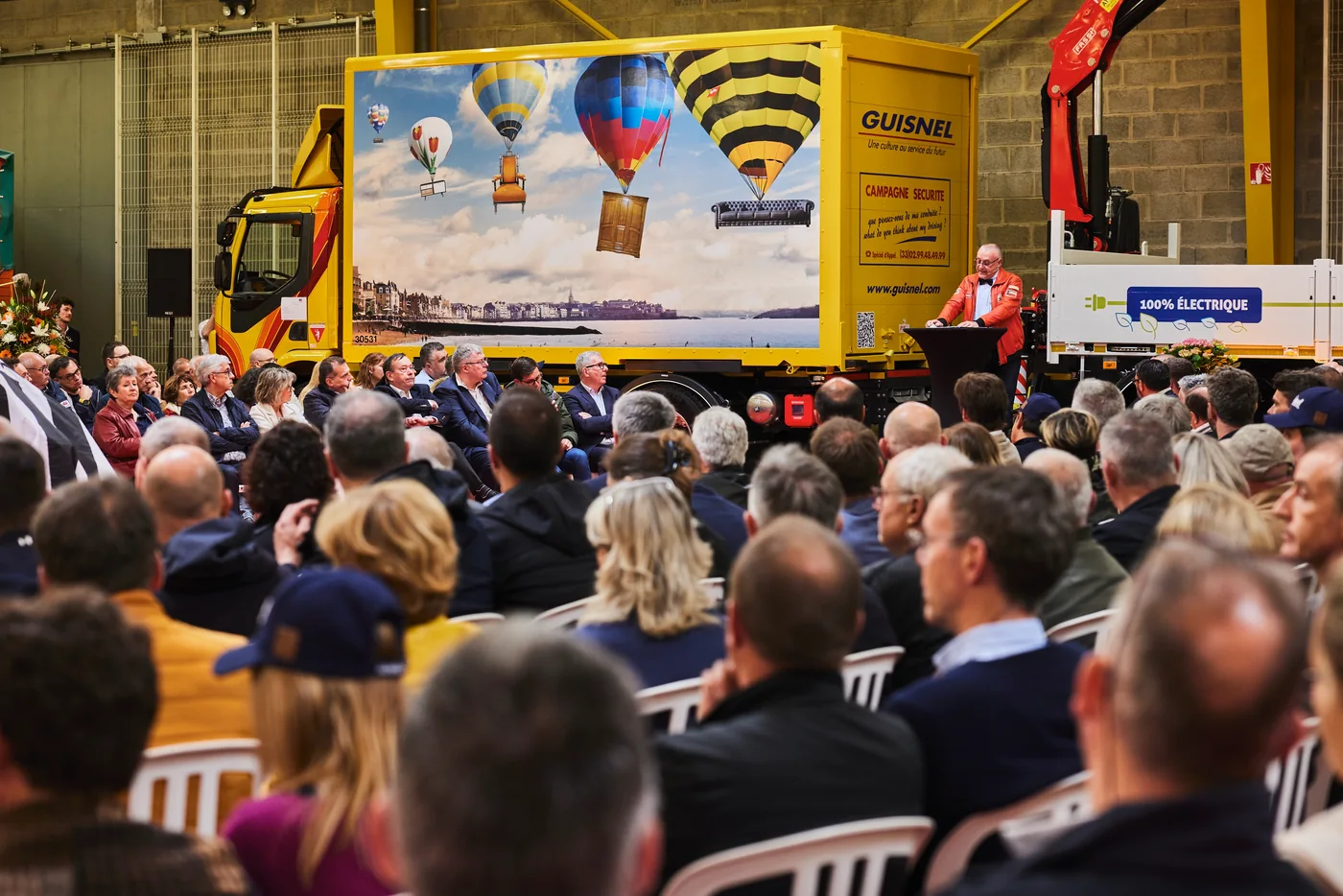 Invités de l'inauguration Guisnel devant un camion de l'entreprise à Dol-de-Bretagne