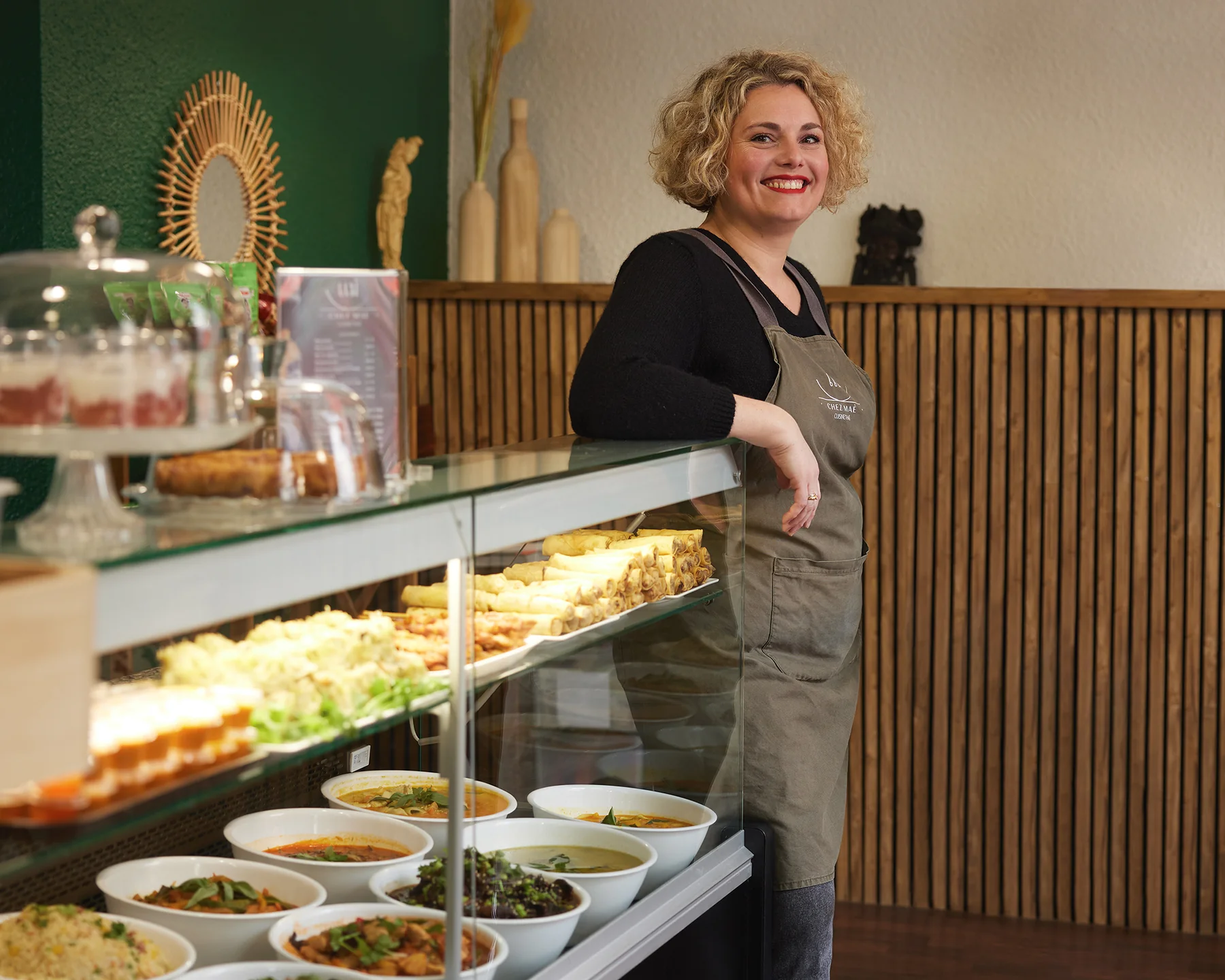 Reportage d'entreprise : restauratrice dans son établissement à Dol-de-Bretagne