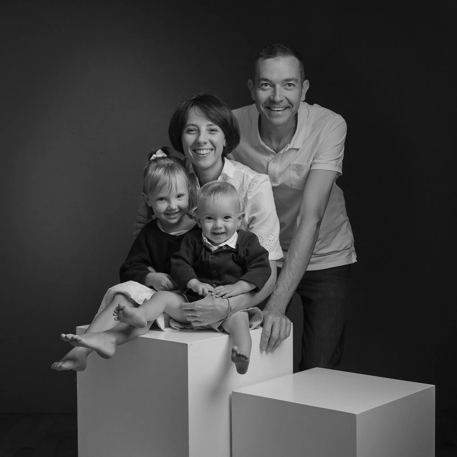 Séance famille en noir et blanc au studio à Dol-de-Bretagne