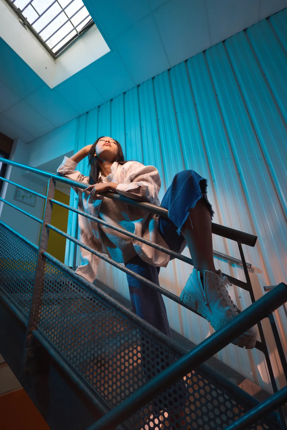 Cage d'escalier baignée de bleu par une gélatine de couleur, stage photo Nath Sakura