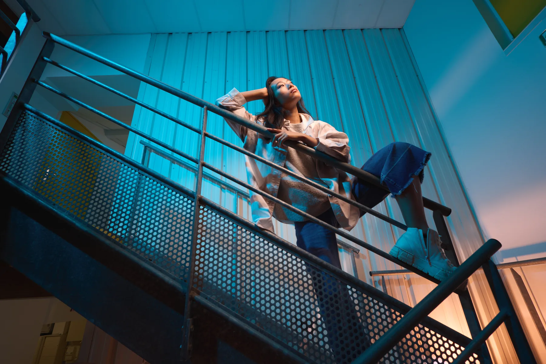 Portrait éclairé aux gélatines de couleur dans une cage d'escalier, réalisé pendant le stage photo avec Nath Sakura