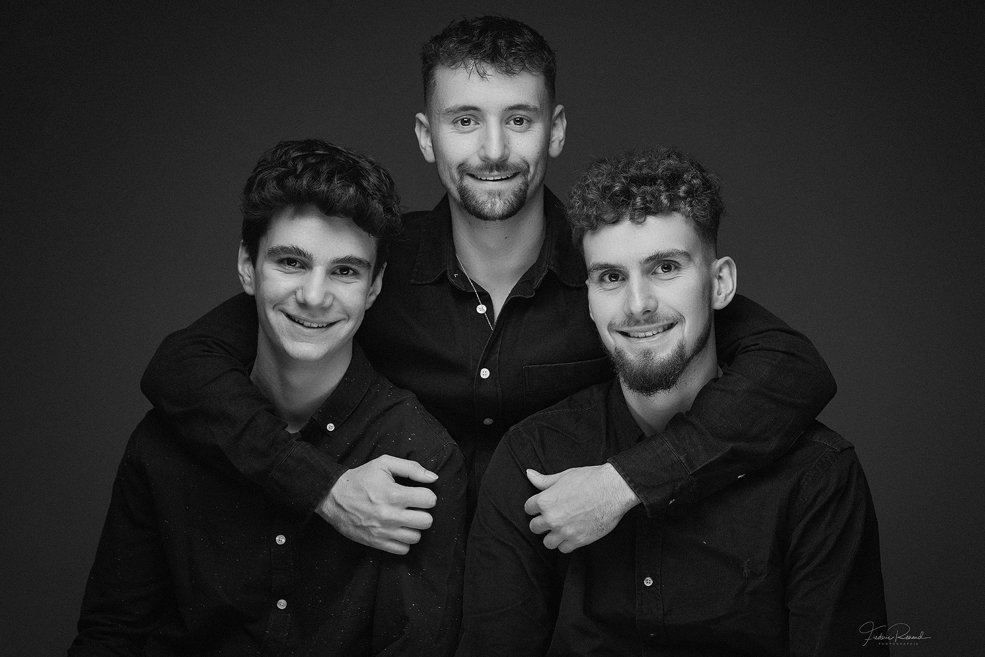 Portrait fratrie trois frères Damien, Samuel et Romain en noir et blanc — Photographe famille Dol-de-Bretagne