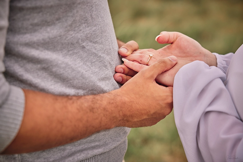 Close-up of the couple's hands with the engagement ring after the marriage proposal at Mont Saint-Michel — Studio Photo de la Baie