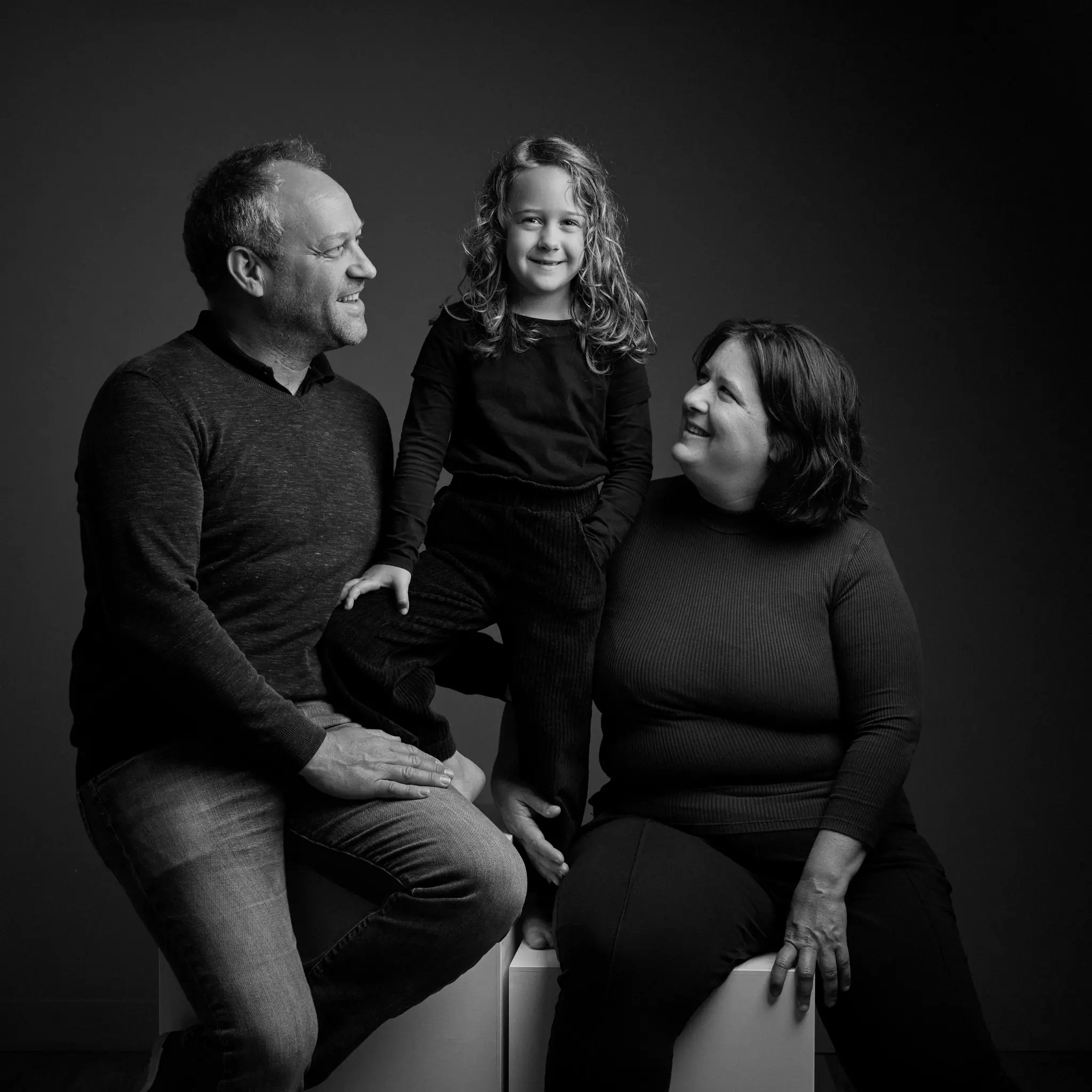 Portrait famille Brugaro en extérieur — Vincent, Christina et Line, photographe famille Dol-de-Bretagne, Dinan