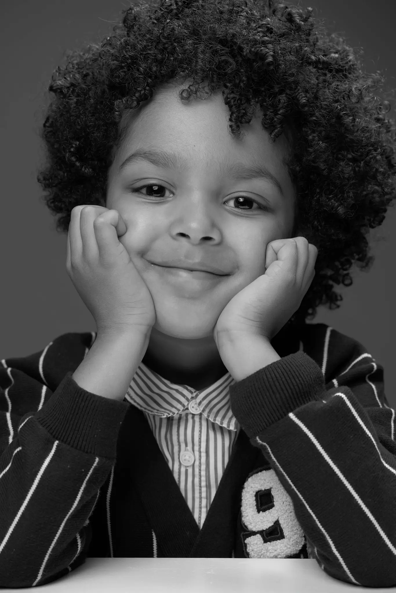 Portrait enfant Idan souriant au studio — Photographe enfant et famille Dol-de-Bretagne, Combourg
