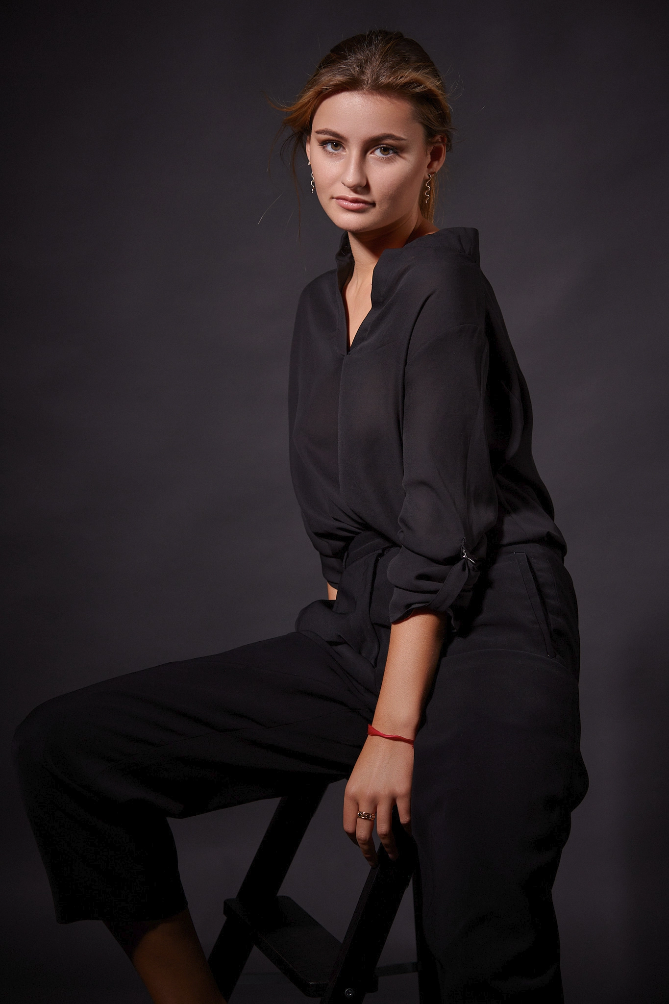 Portrait femme boudoir pose élégante chemise noire fond gris — Photographe portrait boudoir Dol-de-Bretagne, Saint-Malo, Ille-et-Vilaine